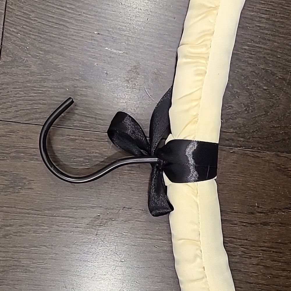 EUC Vintage foam hangers (set of 4) - Picture 3 of 6